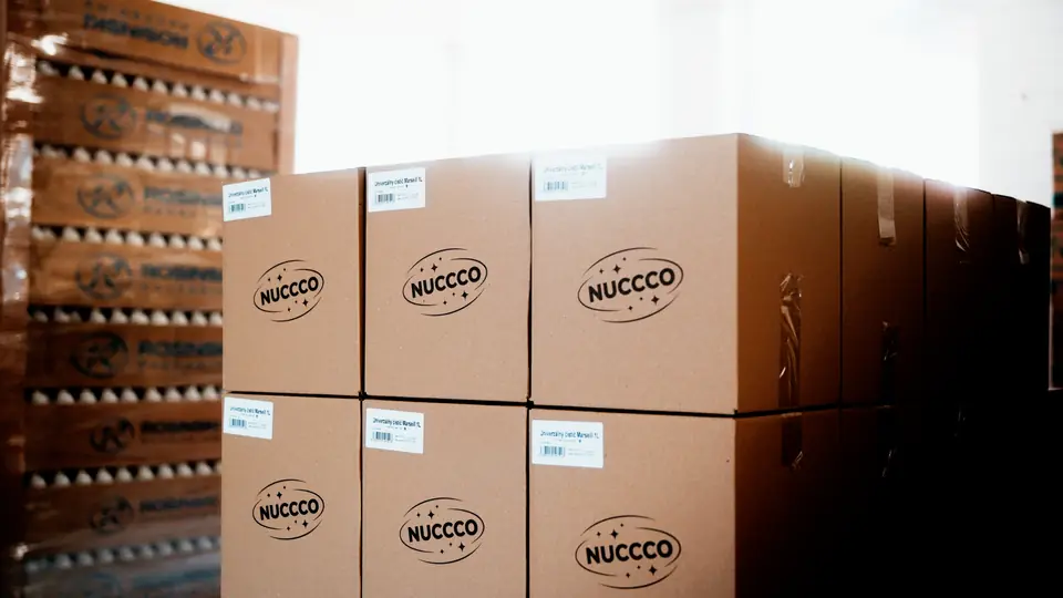 Kartóny s vlastnou značkou NUCCCO pripravené na expedíciu